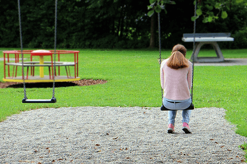 Solidão: O que fazer para voltar a ser feliz? solidão menina sozinha no parque