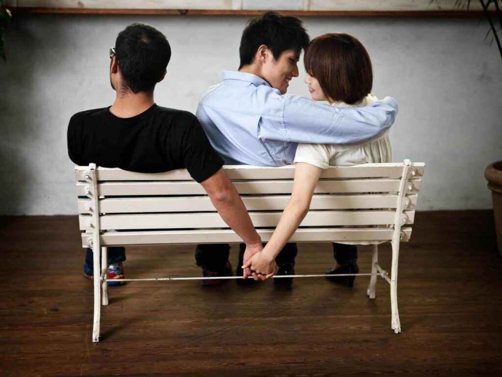 O que fazer quando se está dividido entre duas pessoas? o que fazer quando se esta dividido entre duas pessoas