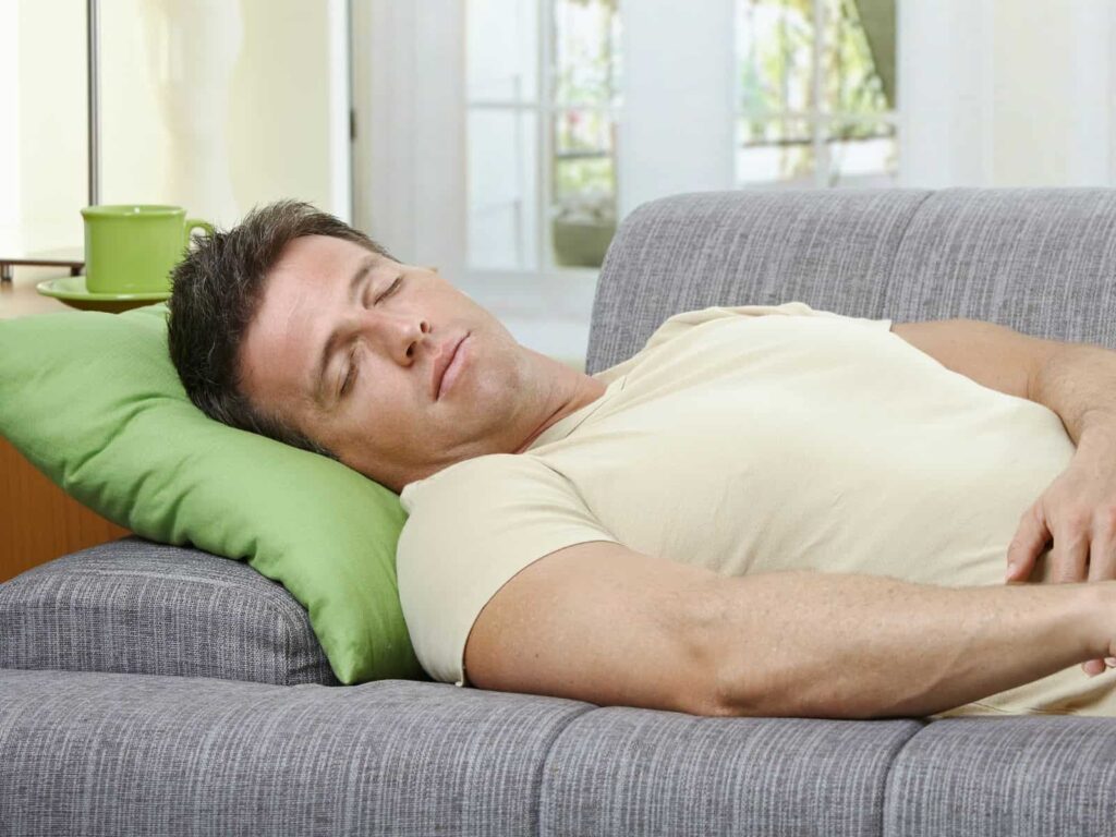 Dormir no sofá é caminho para o divórcio? Entenda! dormir no sofa