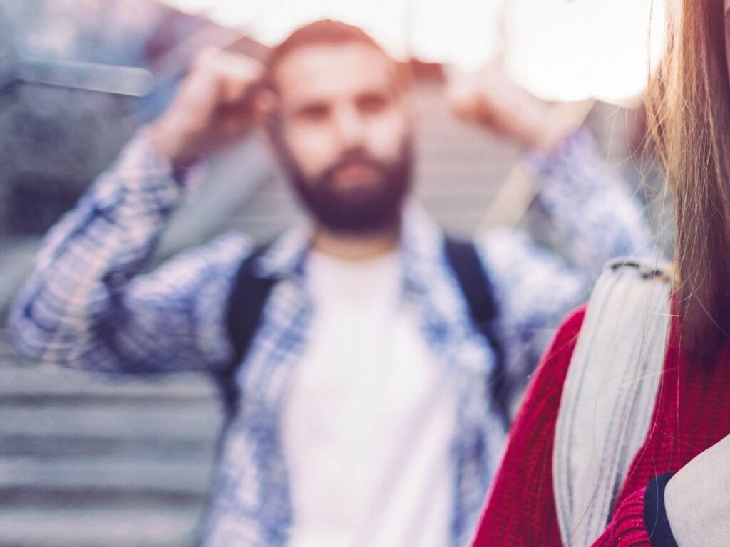 como ignorar um homem para ele correr atras