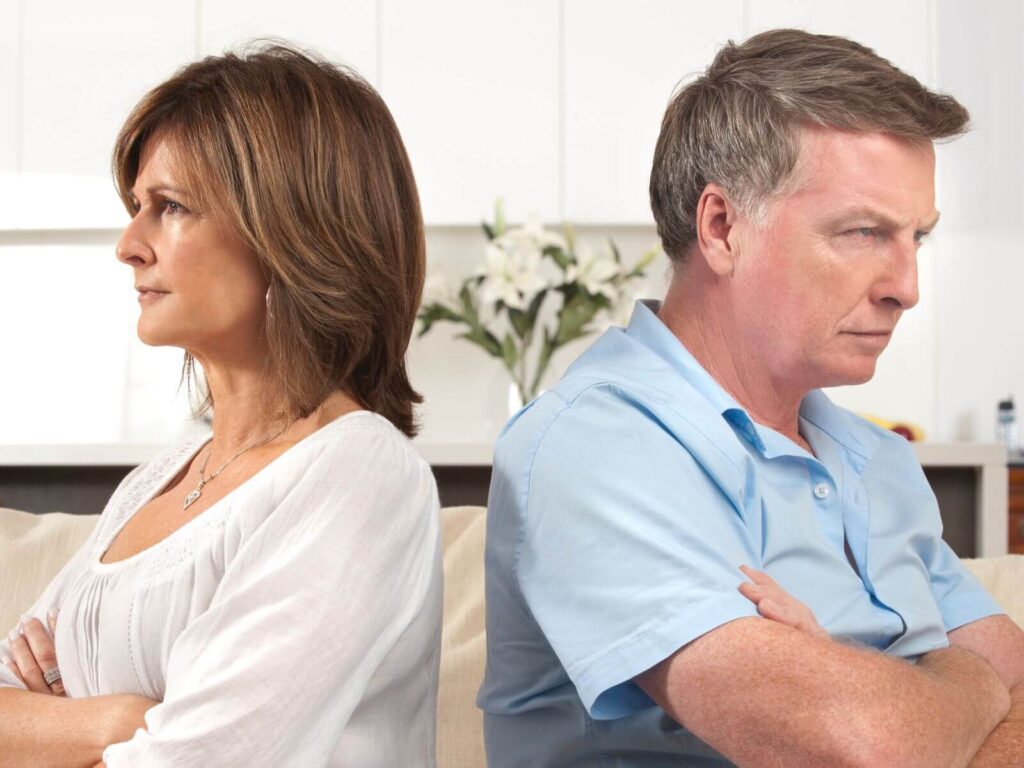 por que o marido esconde dinheiro da esposa