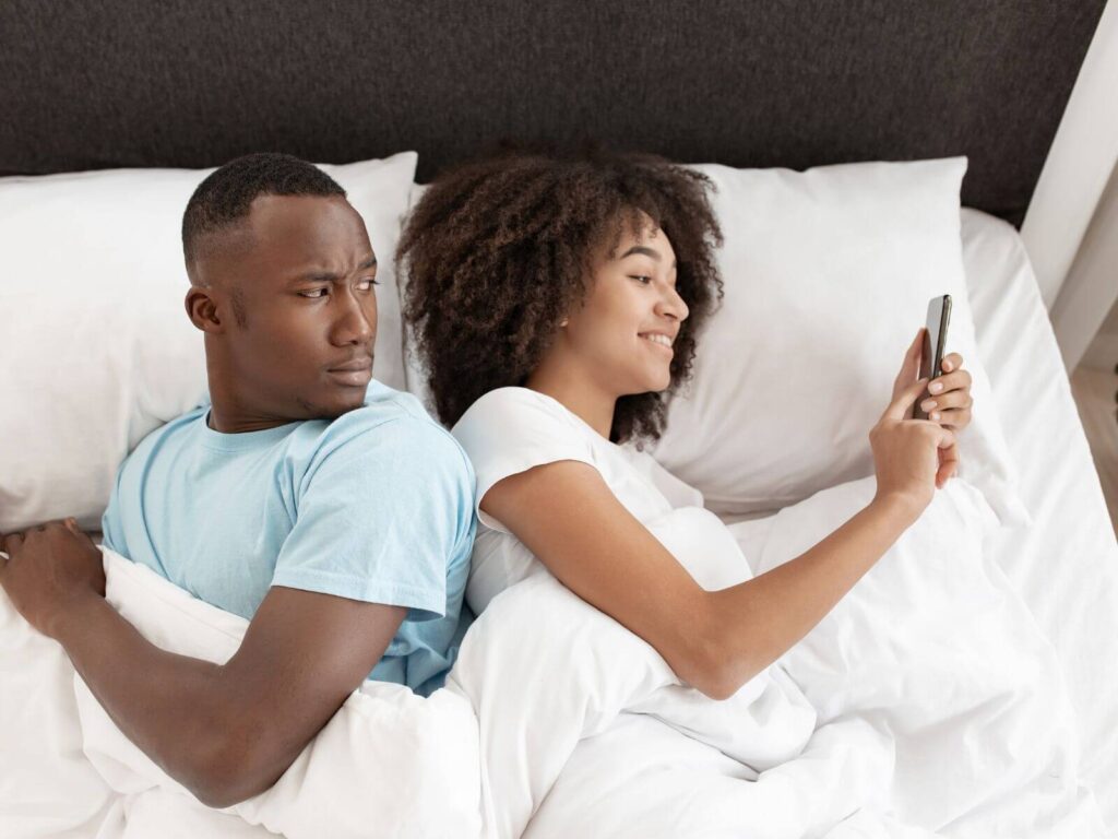 Como saber se ela está conversando com outro? como saber se ela esta conversando com outro