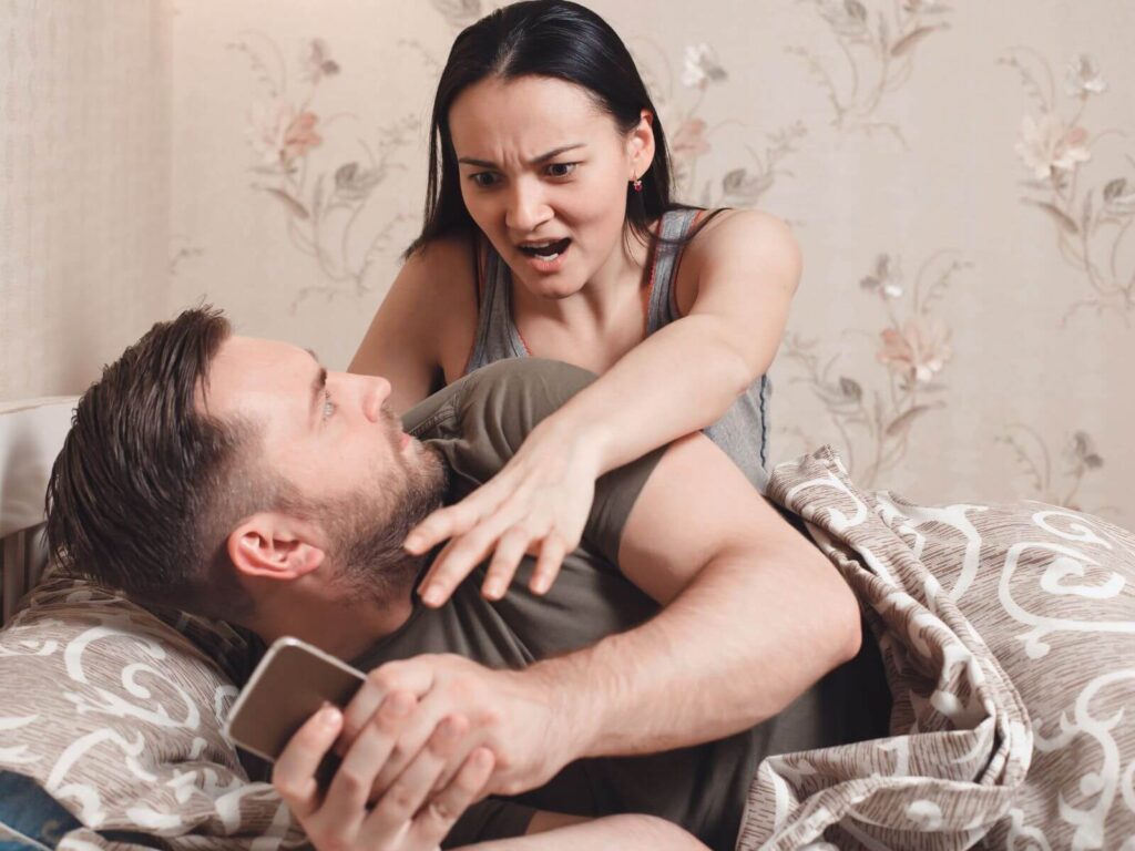 Será que o casal tem que ter privacidade no celular? casal tem que ter privacidade no celular