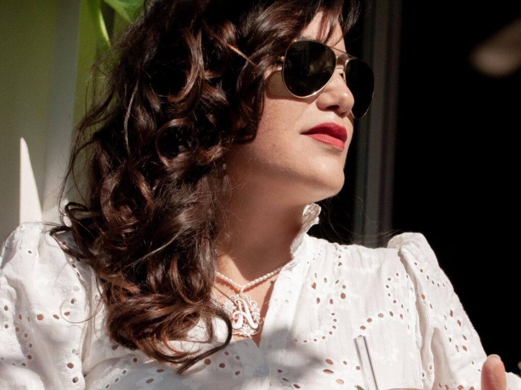 mulher casada pode sair sozinha