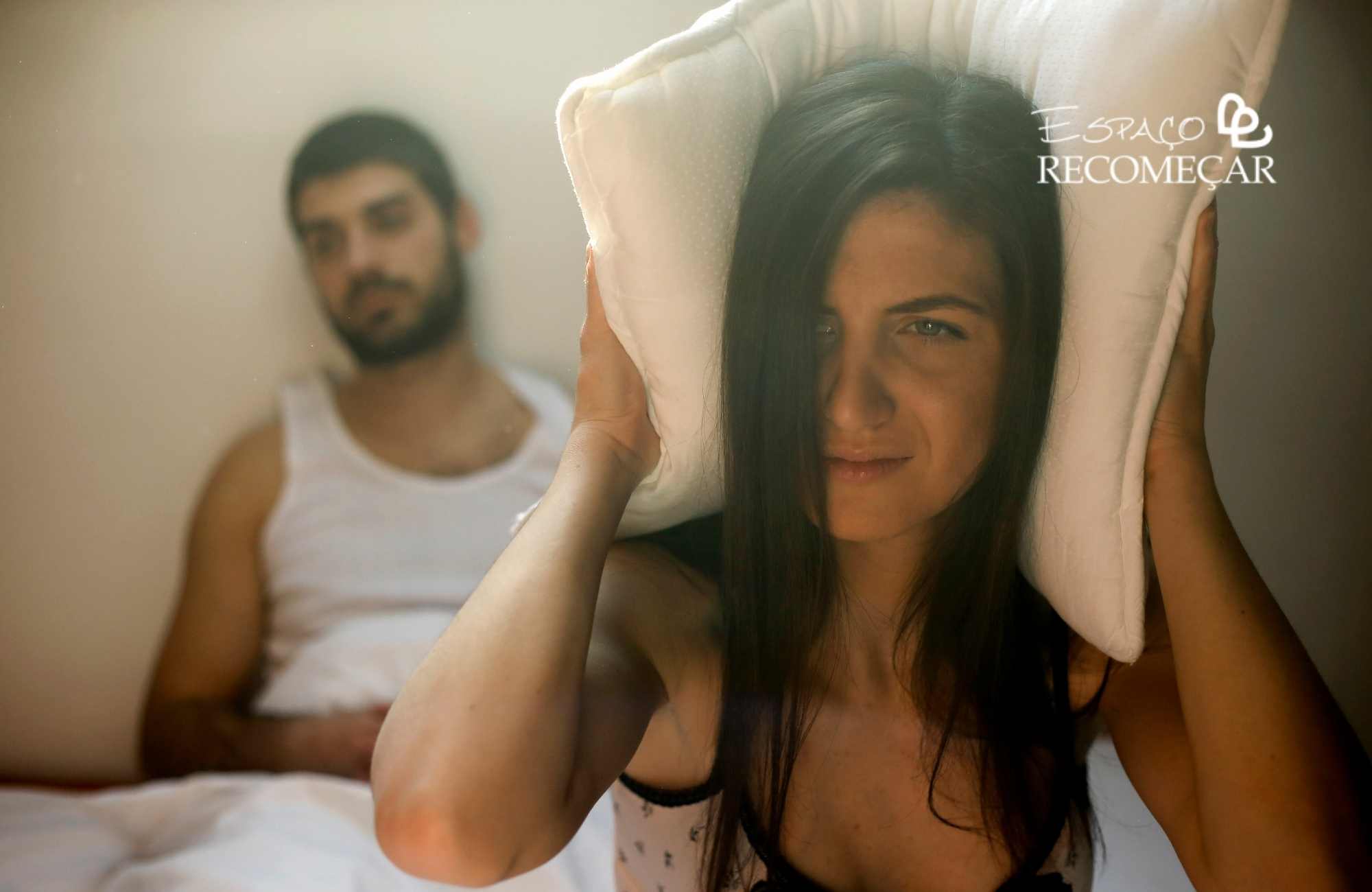 Colocar o nome do casal no congelador: o que realmente acontece com essa simpatia? colocar o nome do casal no congelador