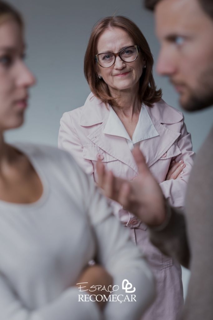Sogra Interferindo no Casamento: Como a Limpeza Espiritual Protege o Casal? sogra atrapalha o casamento